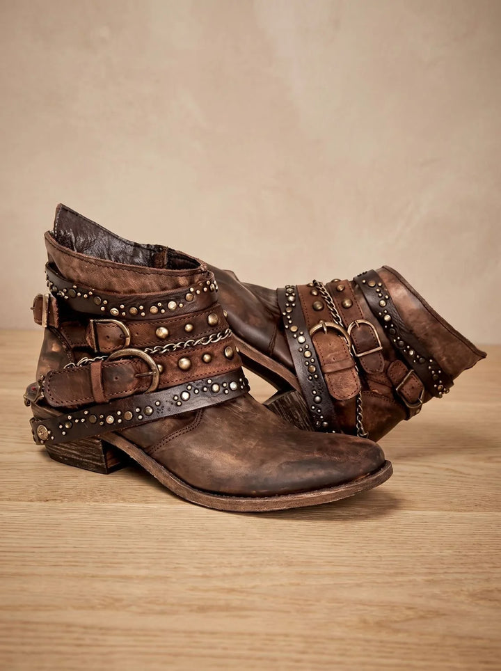 Sophie | Damen Vintage Western Stiefeletten mit Schnallenriemen Nieten Ketten 1